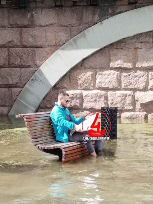 💦 Потоп не помеха для отдыха  Героем соцсетей стали челябинцы, которые, несмотря на наводнение на..