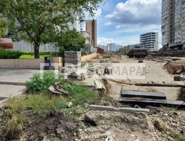 В Самаре на улице Ново-Садовой ограничили движение пешеходов  А на проезжей части нарисовали оранжевые..