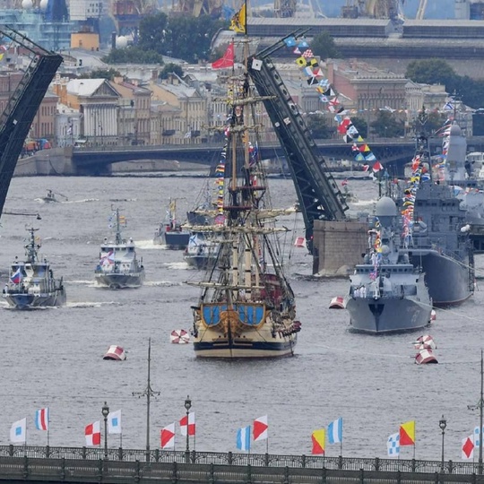 Красивые кадры с парада ВМФ и заявления президента: 
В случае развертывания США вооружений в Германии,..