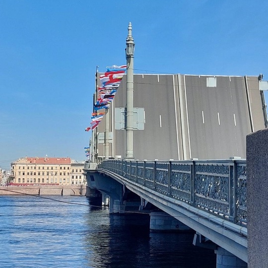 Генеральная репетиция парада ВМФ проходит в Петербурге 
Разведены Литейный, Троицкий, Дворцовый и..