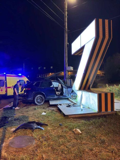 Тем временем в Белгороде пьяный лихач на “трофейном” BMW врезался в огромную "Z". Скрепы..