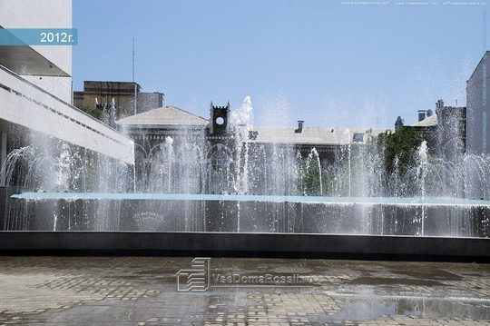 В центре Ростова открыли новый фонтан. 
Водяной агрегат заработал в тестовом режиме перед Музыкальным..