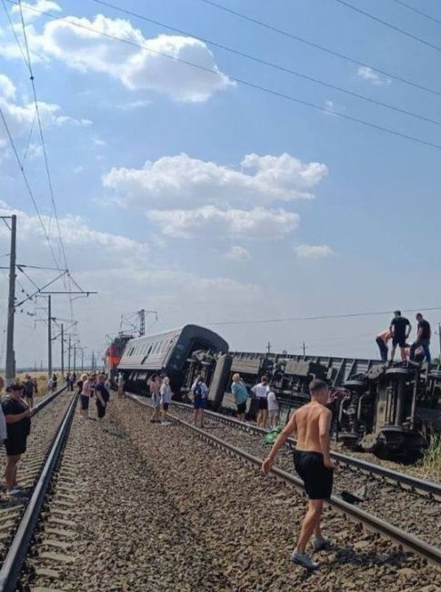 В Волгоградской области пассажирский поезд Казань-Адлер сошел с рельсов.  Причиной аварии стал КАМАЗ,..