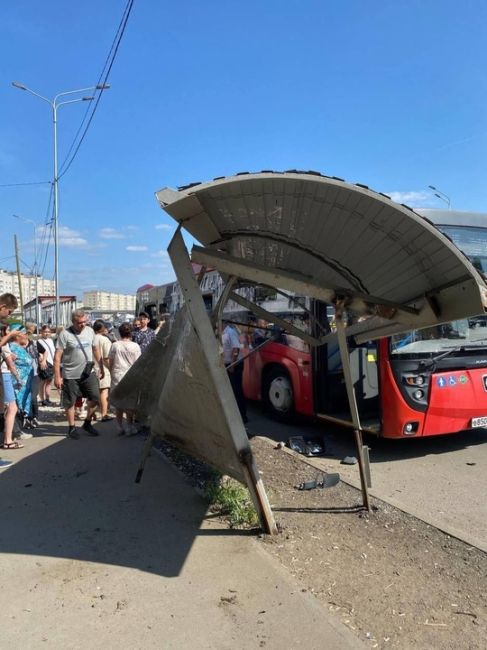 Водитель 46 автобуса снес остановку на Горьковском шоссе из-за таксиста, который решил его подрезать. 
Судя..