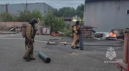 🧯 Утренний пожар в цехе по производству гофрокартона на улице Морской в Челябинске  Рано утром в Челябинске..