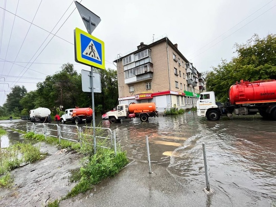 🌧️ Челябинск борется с последствиями сильных осадков  В Челябинске продолжаются работы по ликвидации..