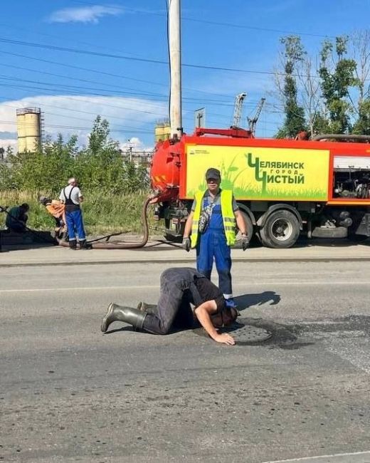 Коммунальщики нашли причину потопа на въезде в Чурилово  Потоп на въезде в Чурилово вызвал забитый..