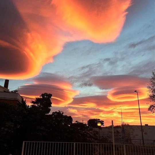 «Летающие тарелки» над Саблино 
Необычные лентикулярные облака — это редкое явление, которое образуется..