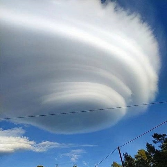 «Летающие тарелки» над Саблино 
Необычные лентикулярные облака — это редкое явление, которое образуется..