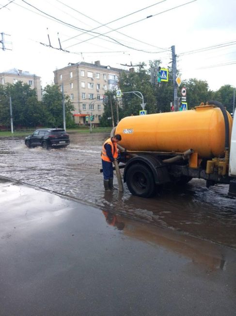 🗣️ На проспекте Октября заплыв автомобилей. Лучше..