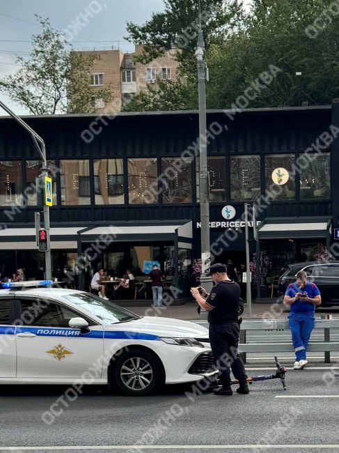 В центре Москвы полицейские сбили самокатчика  ДТП с участием служебной машины МВД и арендного..