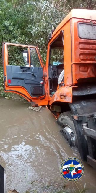 В Новосибирске водитель КАМАЗа упал в овраг глубиной 15 метров.  Его спасали с помощью альпинистского..