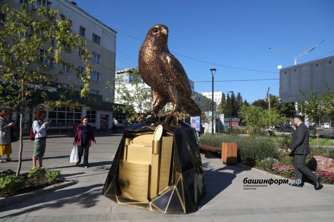 В Уфе установили памятник соколу-сапсану 
Скульптуру на аллее «Центральная» установили в честь..