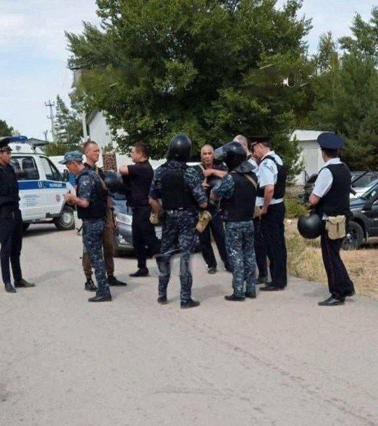 К колонии в Суровикино приехали ОМОН и имам Волгоградской области  Фотографии сотрудников ОМОН публикуют..