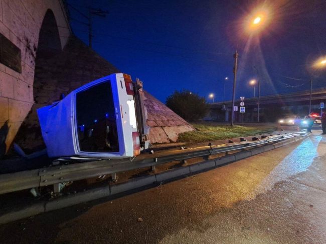 Водитель Лады на Бердском шоссе влетел в отбойник. Машина прилегла на бок  Такую картину застали на месте..