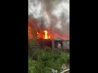 😰"Говорят, что молния попала в дом": непогода обрушилась на Уфу. Улицы тонут, от молнии загорелся частный..