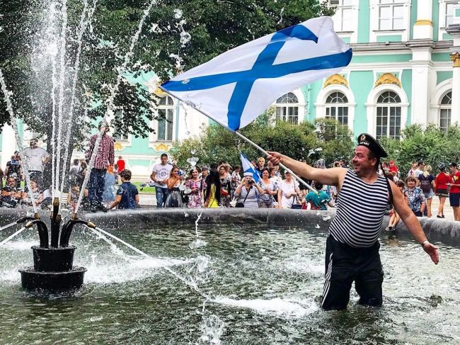 Петербургский «Водоканал» пригрозил отключением фонтанов, если кто-то сегодня вздумает в них купаться...