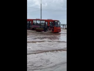 🗣️ кап кап новости  После дождя на Нижневолжской набережной - через дорогу только на..