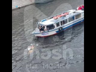 Из Фонтанки сегодня днём спасали девушку, решившую искупаться у Аничкова моста на глазах многочисленных..