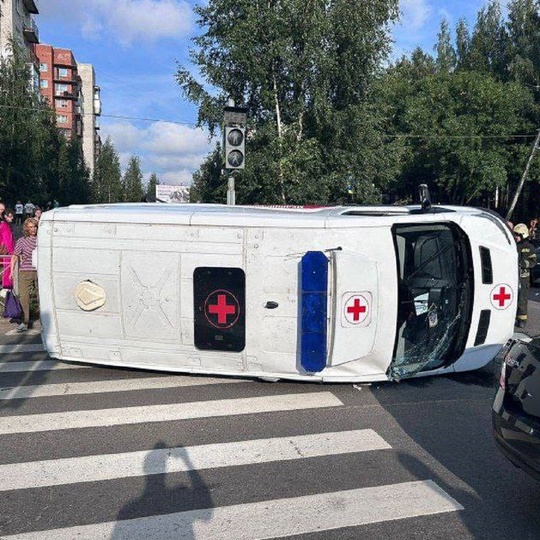 Медбрат скорой стал пациентом после ДТП во Всеволожске 
Машина скорой завалилась на бок от удара с «Нивой»..