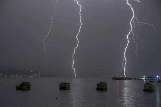 ⚡Молнии этой ночью над Новороссийском.  📸..