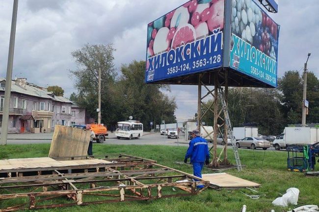 Огромные рекламные конструкции демонтировали у Хилокского рынка  Демонтаж предусмотрен программой по..