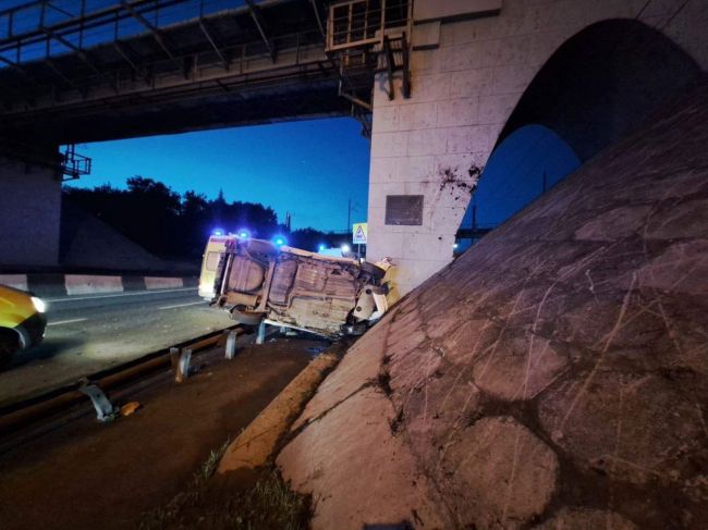 Водитель Лады на Бердском шоссе влетел в отбойник. Машина прилегла на бок  Такую картину застали на месте..