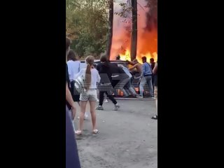 В Москве сгорели пять легковых машин и один микроавтобус.  Пожар начался со строительного мусора, после чкго..