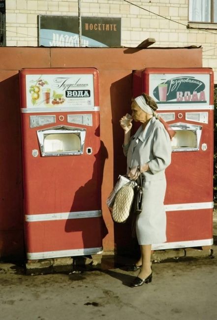 Автоматы с газированной водой на Ломоносовском проспекте, 1959  И никого не смущало, что стакан один на..