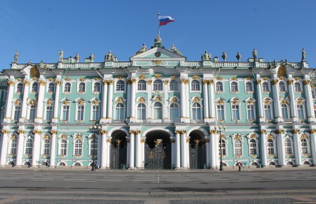 Зимний дворец — визитная карточка Петербурга, но многие даже не подозревают, каким разным он был за время..