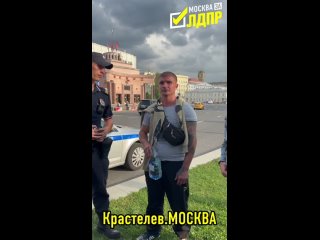 Если вы скучаете этим вечером, то можете отправиться на Арбат: там проходит шоу с мужчиной, который хочет..