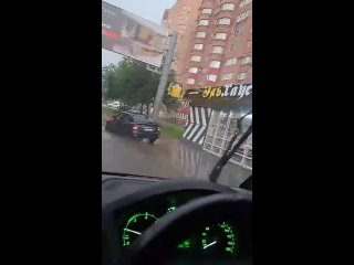 ☔Ливень затопил дороги и дворы в Уфе 
Сегодня вечером Уфу и окрестности начало "заливать" и столица местами..