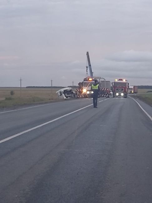 В Самарской области на трассе М5 опрокинулся грузовик, столкнувшись с другим большегрузом  В аварии,..