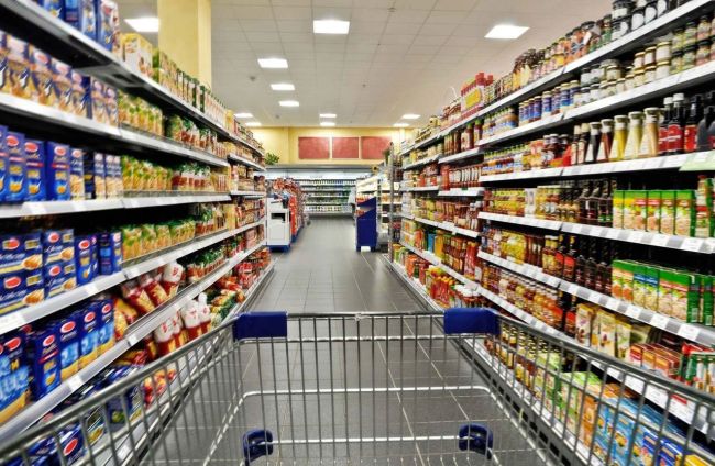 По данным СМИ, почти все продукты питания в России резко подорожают на 5-40% уже в августе-сентябре этого года. 
..