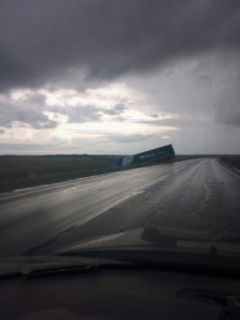 В Самарской области на трассе М5 опрокинулся грузовик, столкнувшись с другим большегрузом  В аварии,..