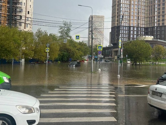 Из-за потопа в Москве перекрыли две улицы.  Временно нет движения на улице Покрышкина и на проспекте..