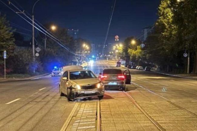 В Новосибирске женщина с девочкой пострадали в ночном ДТП  В Новосибирске 14-летняя школьница с 32-летней..