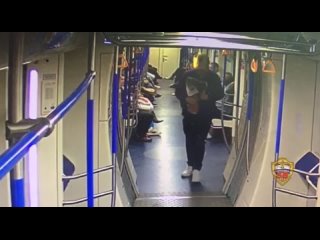 Очень странное преступление в метро.  28-летний парень из Нижегородской области вынес из вагона метро мягкую..