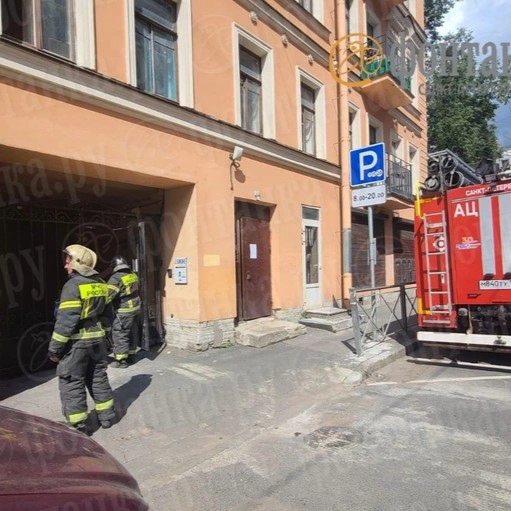 В Петербурге эвакуируют жилой дом из-за угрозы обрушения  Дом 1/44 на Большой Зелениной улице эвакуируют дом..