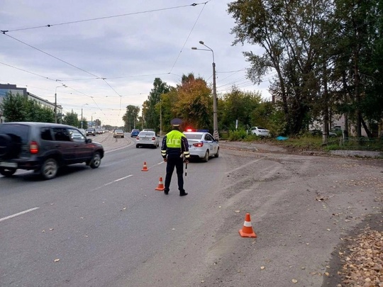 В Нижнем Тагиле водитель Volkswagen сбил двух пешеходов, которые шли по тротуару  Один из них погиб на месте, а..