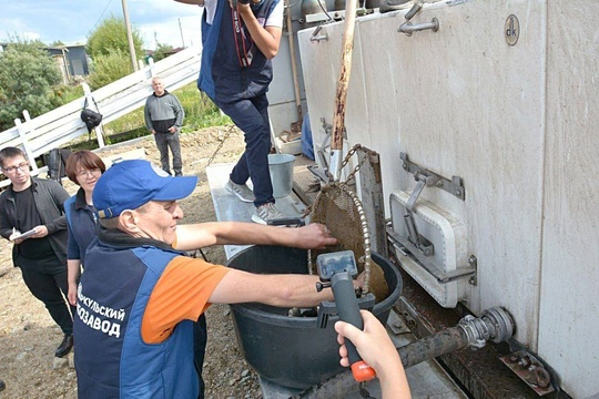 🐟 В озеро Кременкуль под Челябинском выпустили сазанов благодаря пожертвованиям рыбаков и производителей..