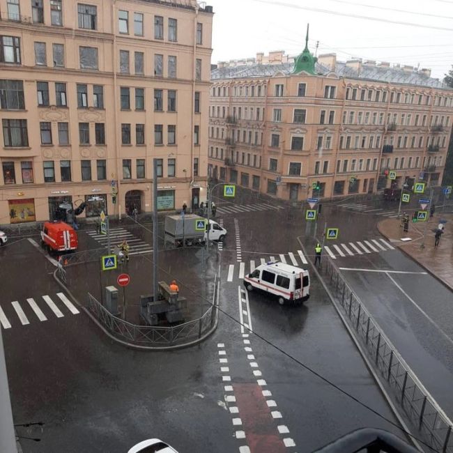 В Петербурге эвакуируют жилой дом из-за угрозы обрушения  Дом 1/44 на Большой Зелениной улице эвакуируют дом..