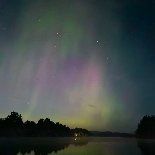 🌌 Северное сияние озарило небо..