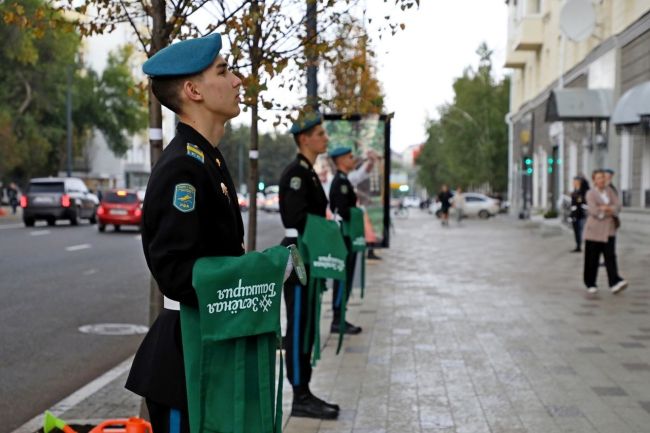 🎉Город вовсю празднует свое 450-летие 
На фестивале духовых оркестров (площадь Ленина) десятки музыкантов..