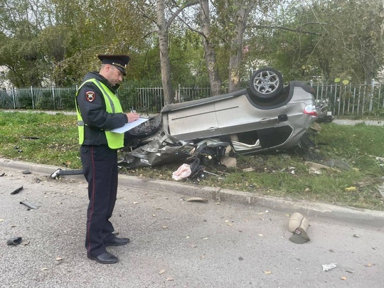 В Каменске-Уральском водитель BMW погиб в ДТП.  Иномарка врезалась в фонарный столб, а после перевернулась на..