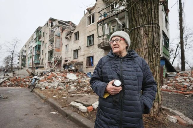 Рядом с жилым домом в Курске упала сбитая ракета ВСУ. 13 человек пострадали  Взрыв произошел в районе 12 часов..