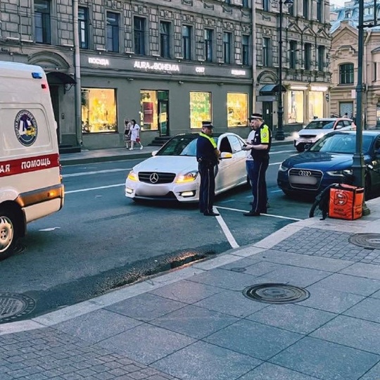 В Петроградском районе белый Mercedes сбил доставщика с велосипеда. 
Накануне вечером курьер спокойно ехал на..