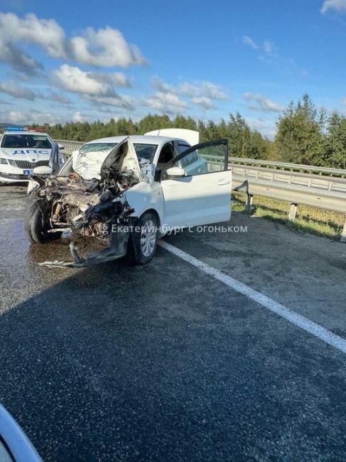 Сегодня утром на ЕКАДе водитель легковушки въехал в тягач.  Авария произошла на первом километре кольцевой..