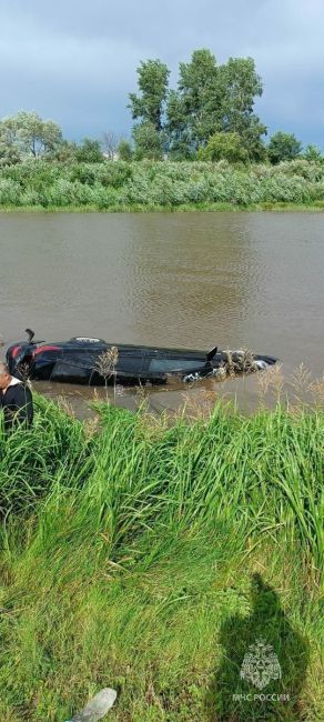 Автомобиль с мертвым водителем подняли водолазы со дна реки Ик в Татарстане. 
Хендай, который съехал в воду..