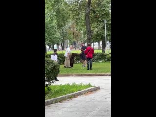 На ВДНХ женщина прогуливалась с медведем на поводке.  По словам очевидцев, она встречала с ним делегацию..